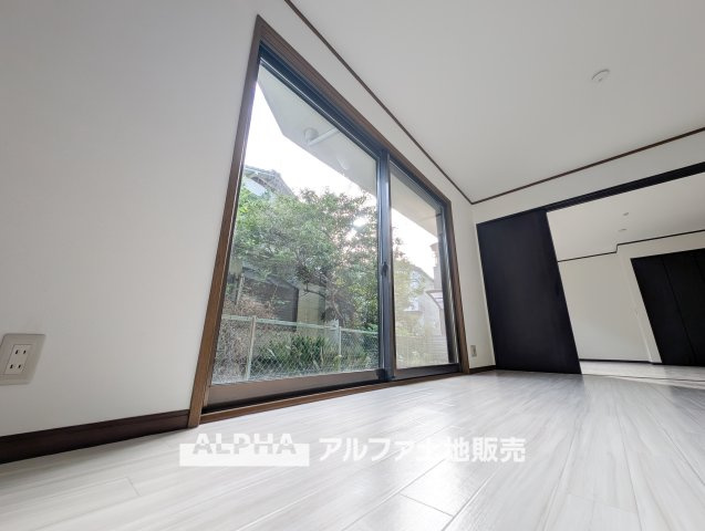 【House　of　the　Sun】　◆明るい家◆太陽の温かな光がお家全体を照らす。そこには目を輝かせ笑顔で見つめてくれる君がいて、「ただいま」の言葉がこだまする。そんな君の瞳に恋している。