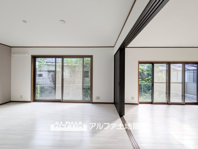 【Living　room】　◆時を忘れる場所◆ここにはみんなが集い、食事と楽しい会話が始まる。話に夢中になりすぎて、ついつい時を忘れ夜半過ぎになってしまう。そんな束の間の幸せを感じさせてくれる場所。