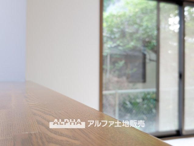 【The　situation】　◆シチュエーション◆リビングルームのドアを開くと、窓から飛び込むのは緑と光の風光明媚な景色。僕の目に映るは、ここで家族と会話をワイワイガヤガヤ楽しんでいる様子。