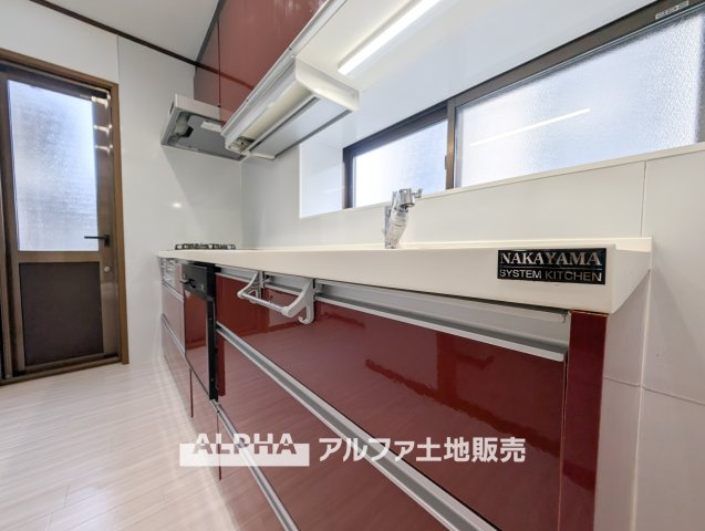 【Kitchen】　◆キッチン◆美しく使いやすいキッチンは油汚れが簡単に拭き取れる素材で加工されており使いやすい仕様です。