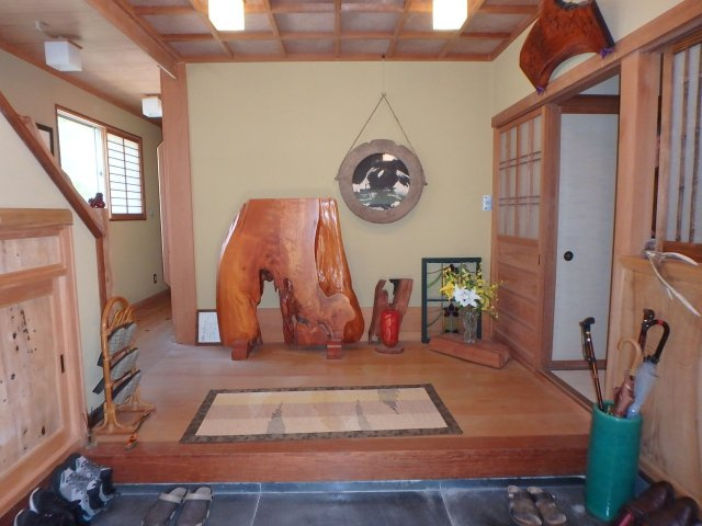 収納もある玄関です