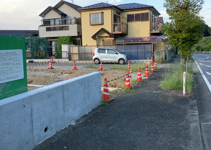 土地の形が極端に長細かったり、狭小地、あるいは道路との高低差がある傾斜地だった場合、後々売ろうとしても買い手がつかない場合もあります。後々、売却することになった時に価値の下がらない土地を選びましょう。