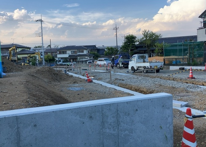 土地の面積＝住宅面積ではありません。建ぺい率の問題などで、土地のある場所によって住宅を建てられる面積は限られています。高さもしかり、「土地」という言葉の中には、建築条件も含まれると考えておきましょう。
