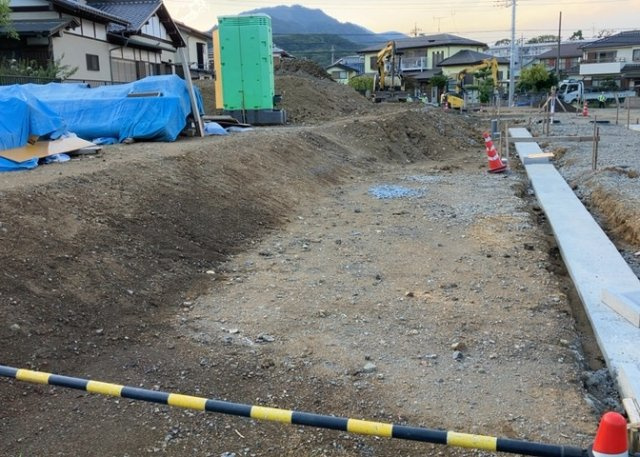 家を建てる場合、方位は要チェックです。現実的に日当たりのよい家ならばリビングは南側、建築基準法でも北側に当たる家への配慮は求められています。土地を見学に行く際は、方位磁針を持って行くようにしましょう。