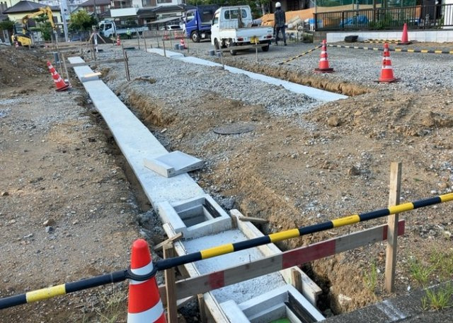 土地を買う際、住む地域の自治体や福祉の補助制度にも注目してみましょう。子供や老人の医療補助やゴミ出しのルールなど、自治体によってルールに大きな違いがあるため、暮らしやすい土地で判断するとよいでしょう。