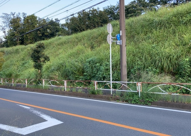 土地の前の道路に消火栓が設置されていることがあります。この場合、道路交通法第45条第1項により、駐車禁止の場所が指定されています。そのため、車庫などの駐車スペースをつくることができない場合があります。