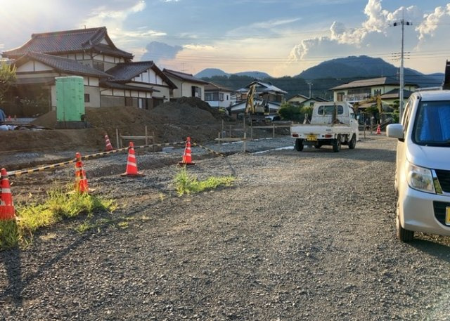 現地に行くなら、物件の周囲の地形がどうなっているかを見ることも大切です。周辺より低くなっている土地では、大雨などで水が集まりやすいため、地盤が弱くなっているということも考えられるため、注意が必要です。