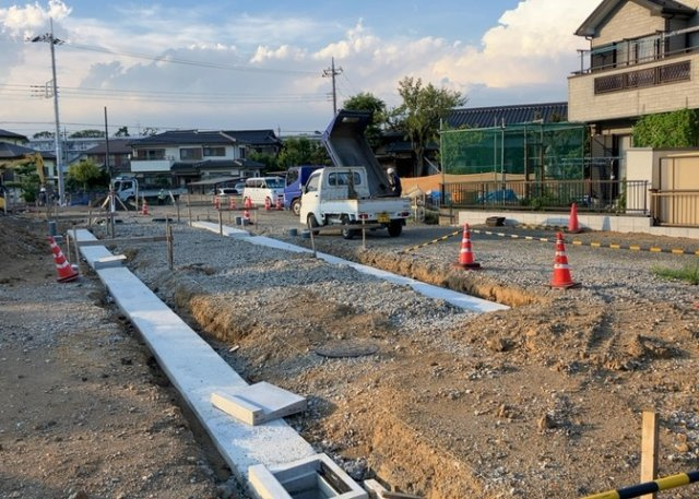 土地購入を検討されている場合、境界杭がない状態で購入してしまうと境界確定測量をする必要があり、費用がかかります。購入の前に、売主、隣土地所有者立ち合いのもと境界を確定し境界杭を設置するのがベストです。