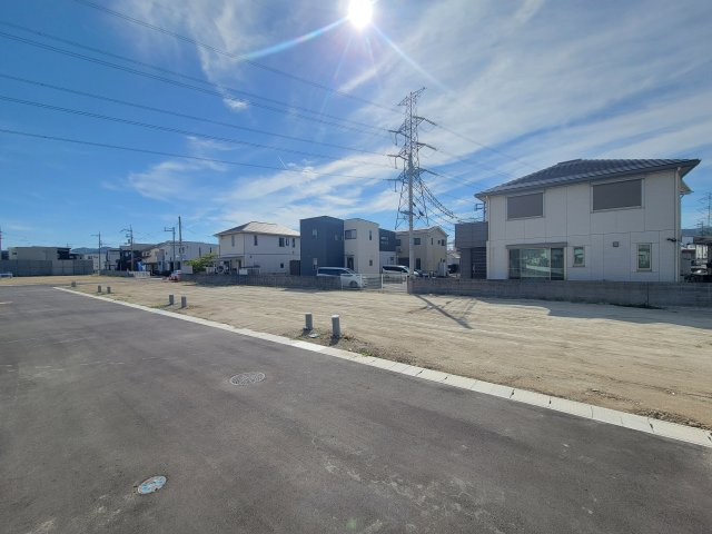 制震ダンパー【Kダンパー】　「Kダンパー」は耐震と制震を兼ね備えており、2つの性能の相乗効果で地震から住まいを守ります。　耐震＝フレームの強さで地震に抵抗　制震＝揺れにブレーキをかけて吸収