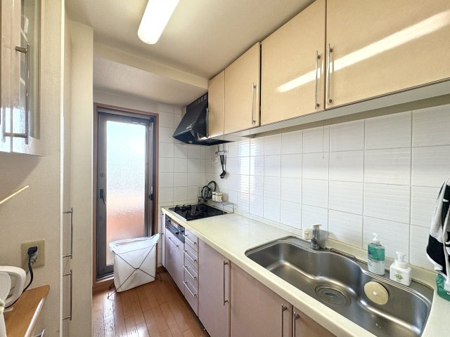 家事動線を考慮した使い勝手の良いシステムキッチン。毎日の調理やお料理が楽しくなる空間です。