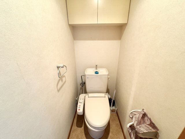 快適な温水洗浄便座付きで、清潔感があり毎日気持ちよくお使いいただける使い勝手の良い空間です。