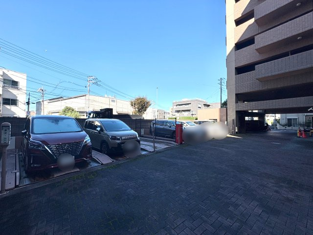 敷地内に駐車場を完備。空き状況や月額費用などの詳細はお気軽にお問い合わせください。