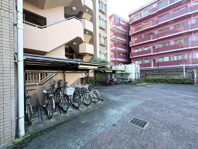敷地内に綺麗に整備された駐輪場を完備し、日々の通勤やお出かけの際の移動も快適です。