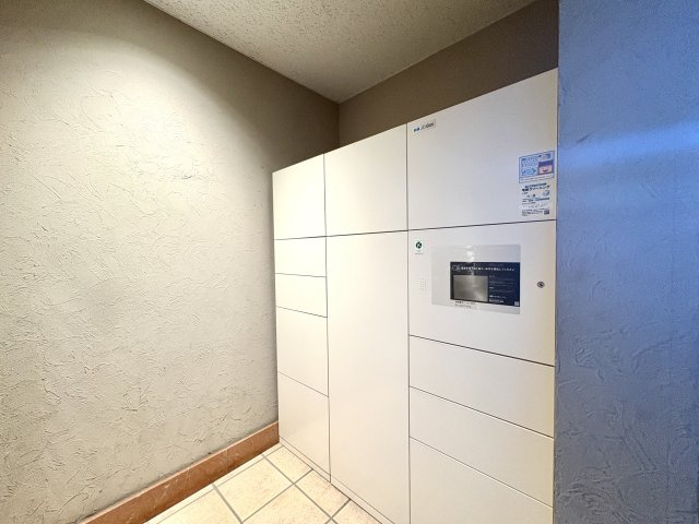 不在時でも荷物を受け取れる宅配ボックスを完備。時間を気にせず安心してネットショッピングを楽しめます。