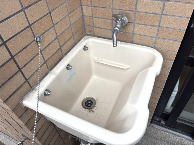 汚れものを持ち込まずにバルコニーで掃除が出来ます。