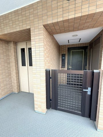 ポーチが設置されているのは角住戸タイプのみです。