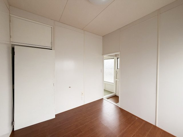 2階の洋室。収納もあるのでお部屋がスッキリします！