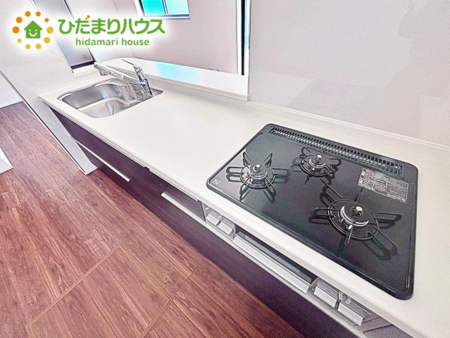 3口コンロと収納豊富なキッチンで、ママの毎日のお料理もはかどります☆