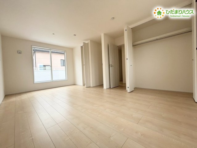明るいフローリングが爽やかな洋室です。広いので将来的に2部屋に区切ることも可能です◎