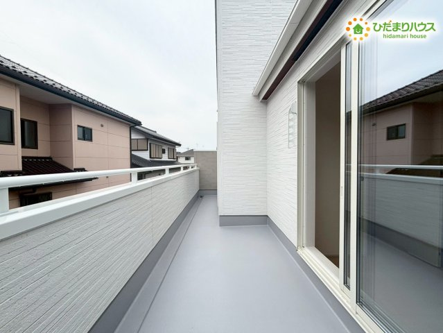 2部屋から出入りできるバルコニーです！たくさんの衣類や大きなお布団も一度に気持ちよく干せます☆ちょっとしたミニベンチを置いて涼むのもお勧めです！