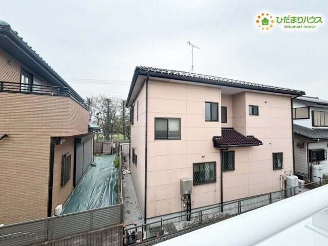 2階のバルコニーからの景色です！高い建物が隣接していないため、プライバシーを守りながら青空を眺めることができます！毎日の洗濯物干しの時間も、すっきりこなせそうですね！