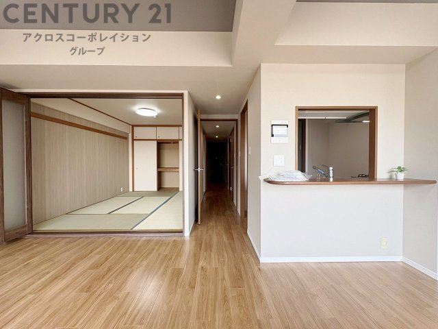 キッチン前のダイニングスペース　カウンターキッチンから料理の受け渡し等に便利です。ダイニングセットを置いても十分な広さを確保。