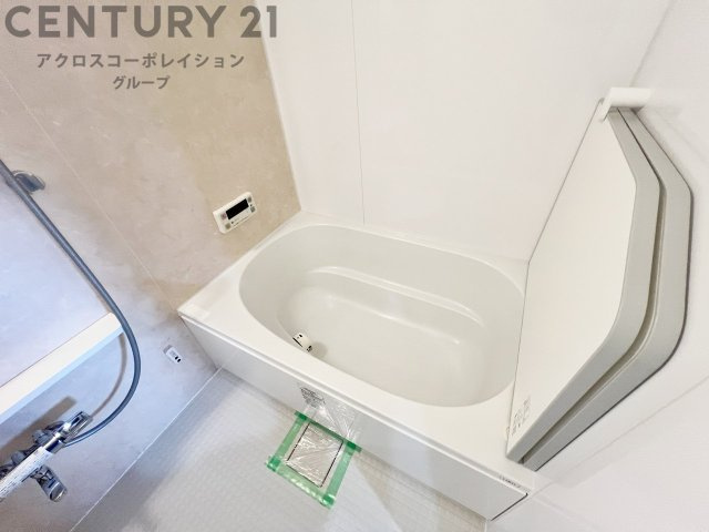 ユニットバスは省スペースでありながら、シンプルな設計と使いやすさを備え、簡便なメンテナンスが可能です。またミラー・小物置き場もあり便利です。