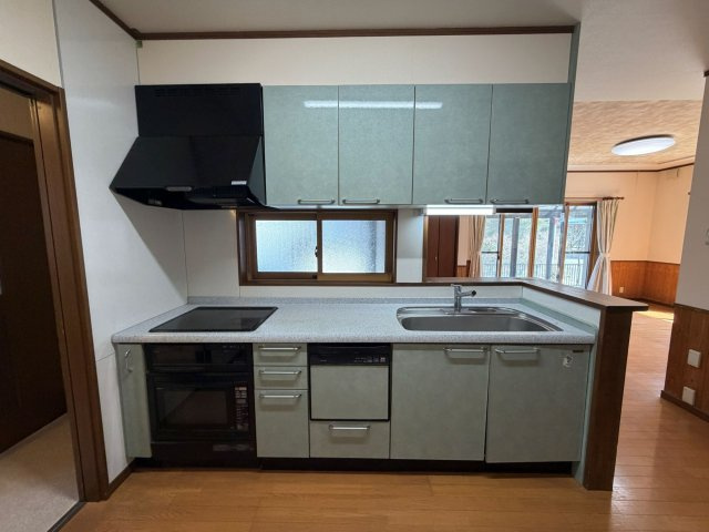 キッチンにも窓がついてます♪