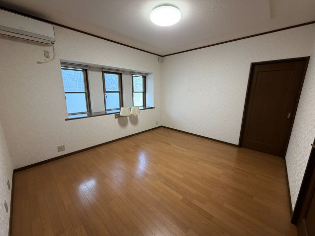 9畳の洋室です。寝室としてのご利用に最適です