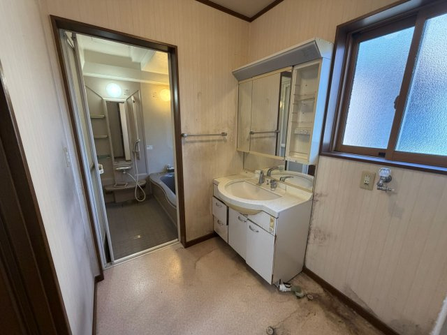 クロス・クッションフロア・洗面化粧台は交換、張替をお勧めします