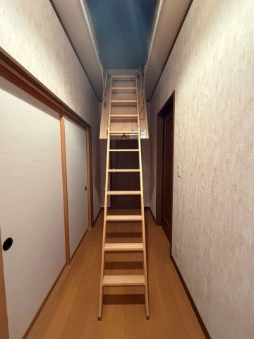 屋根裏収納入口です