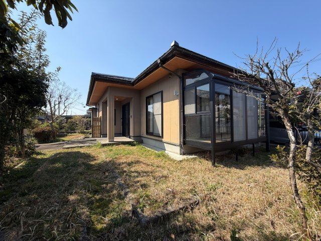 庭です。この庭を駐車場にする工事も可能です♪（別途費用発生します）