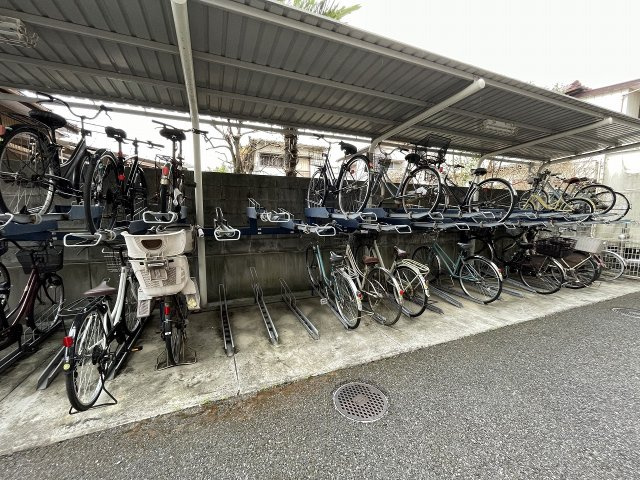 屋根付きの駐輪場で、サビや汚れの心配も不要。　