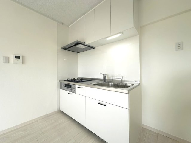 白を基調とした清潔感のある新しいキッチンです。シンク右側に冷蔵庫を設置していただけます。
