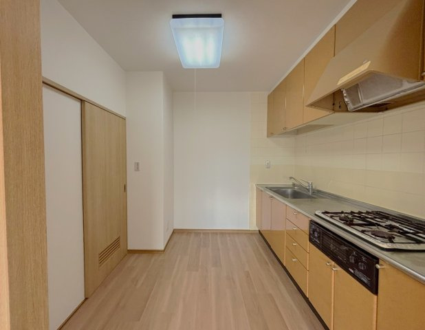 約4帖ある大型のキッチンです。食器棚などを置いてもゆとりのあるサイズです。