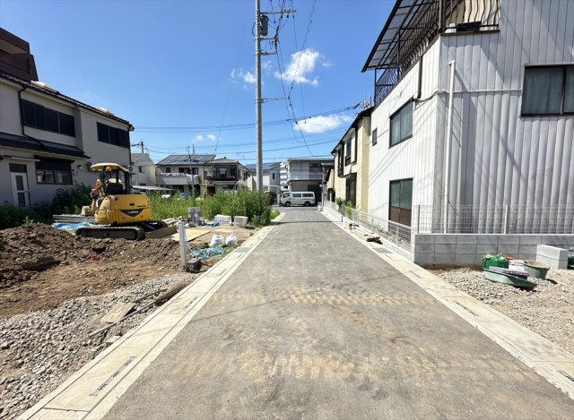 前面道路の様子。　小学校まで徒歩10分。通学時間が短い分、交通事故や防犯上のリスクにさらされる時間も短くなる傾向があり、お子様の通学も安心便利。