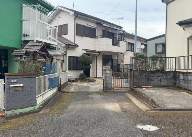 住宅用の土地では前面道路に2m以上接していなければならないと法律で定められています。しかし、お持ちの車のサイズやライフスタイルなどにより、2mでは利便が悪い場合もございますので、事前に確認しましょう。