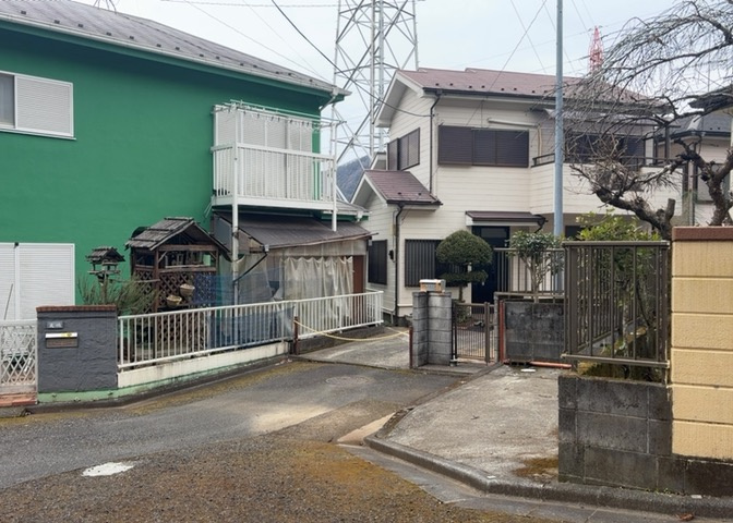 お持ちの車種によっては前面道路が広い方が便利でしょう。しかし、前面道路が広ければその分交通量が多くなるため、騒音などが気になる場合があります。実際に現地を見学し、周辺交通量や騒音などを確認しましょう！