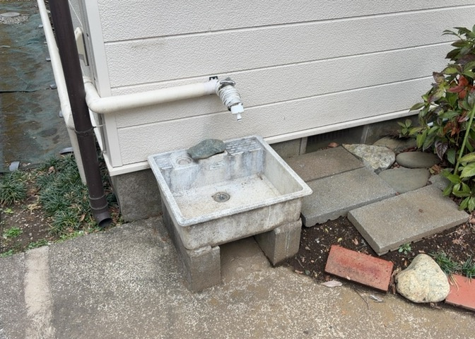 敷地内に散水栓や立水栓があると便利です。水道水を直接利用できるため、水を運ぶ手間を省くことが出来ます。大量の水を必要とする洗車作業や清掃などに役立ちます。その他設備とあわせて、現地でご確認ください。