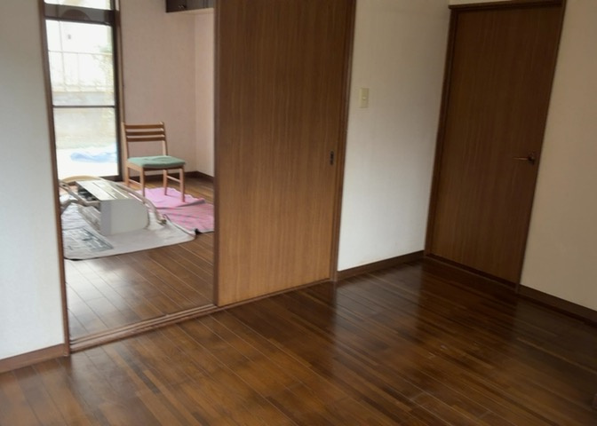 ダイニングは、食事や家族の団らんスペースとしてだけではなく、ほかの用途としても使用することができます。ダイニングテーブルを置き、食事のためのスペースを作ることでリビングとの差別化を図ることができます。