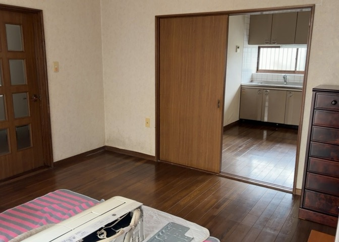 直線タイプはLとDKを一直線に並べた形で対面キッチンのタイプです。一般的なのでよく見かけるかもしれません。直線タイプに似た直接アイランドタイプは、キッチンとダイニングの間に壁がない分広く感じられます。