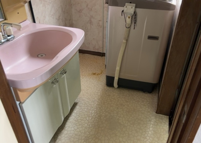 多くの戸建て住宅で見かける洗面脱衣所は、洗面台と洗濯機が2畳ほどのスペースに並べられていて、洗面所が脱衣所を兼ね備えている間取りが一般的です。お客様が利用することもある、パブリックな空間でもあります。