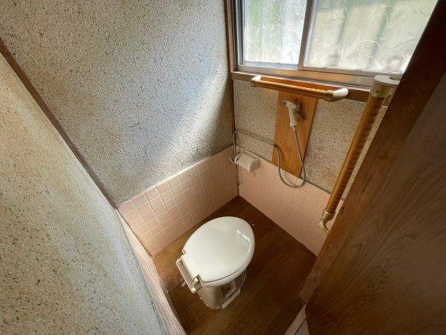 温水洗浄や保温便座のないトイレですが、シンプルでメンテナンスが容易な点が魅力。電力を使用しないため、電気代の節約にもつながります。また、トラブルが少なく、長期間安心して使用できます。