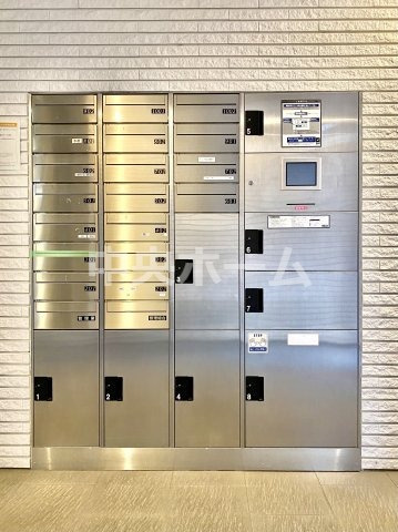 【宅配ボックス】在宅時・不在時に関わらず、居住者の代わりに非対面で宅配物を受け取ってくれる便利な設備です。見学時にはお部屋だけではなく共用部分もぜひチェックしてください。