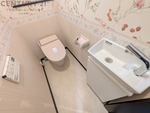温水洗浄便座付トイレは温水洗浄機能により、暖かい水でおしりを洗浄することができ、冷たい水を使う従来の便座に比べ、温水洗浄機能で暖かいトイレを提供し、快適な使用を可能にします。