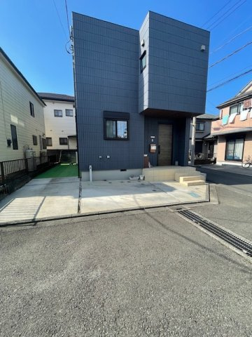 住宅用の土地では前面道路に2m以上接していなければならないと法律で定められています。しかし、お持ちの車のサイズやライフスタイルなどにより、2mでは利便が悪い場合もございますので、事前に確認しましょう。