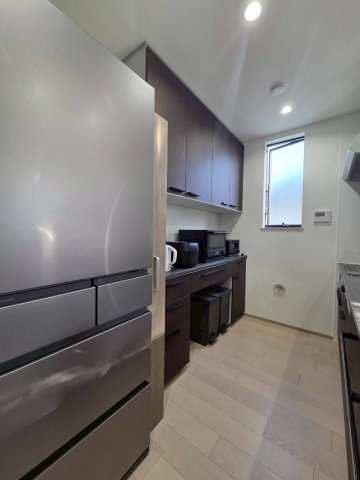 標準的なシステムキッチンの横幅は、165cm～300cm程度です。2100・2400・2550・2700などミリ単位で表記されます。普段どのように料理をするのかを想定しながら合ったサイズを選びましょう