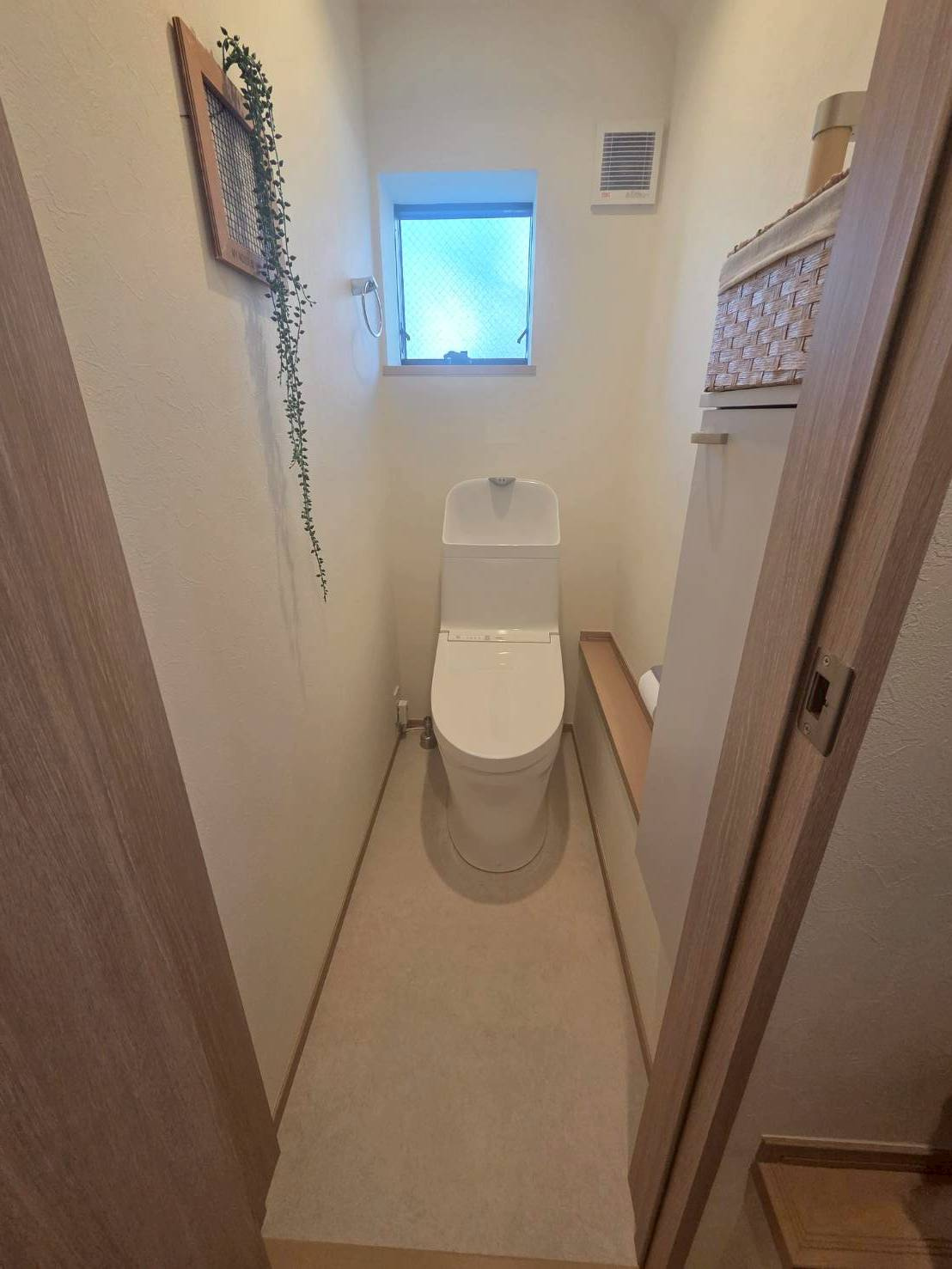 トイレは大きさや形、機能、抗菌性などが異なる多種多彩なタイプが各メーカーから出ています。それぞれに良さがあるため、事前にどういったタイプのトイレがいいのかをご家庭内で決めて、内見に行くといいでしょう。