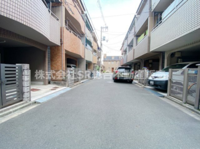 前面道路含む現地写真です