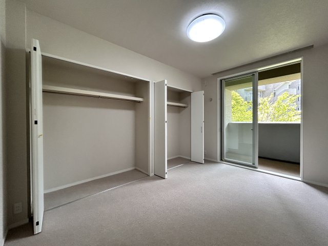 収納豊富な7帖のお部屋です。バルコニーにでられるので、開放感があります♪